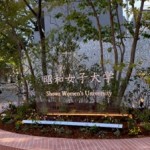 門右手の学校名盤